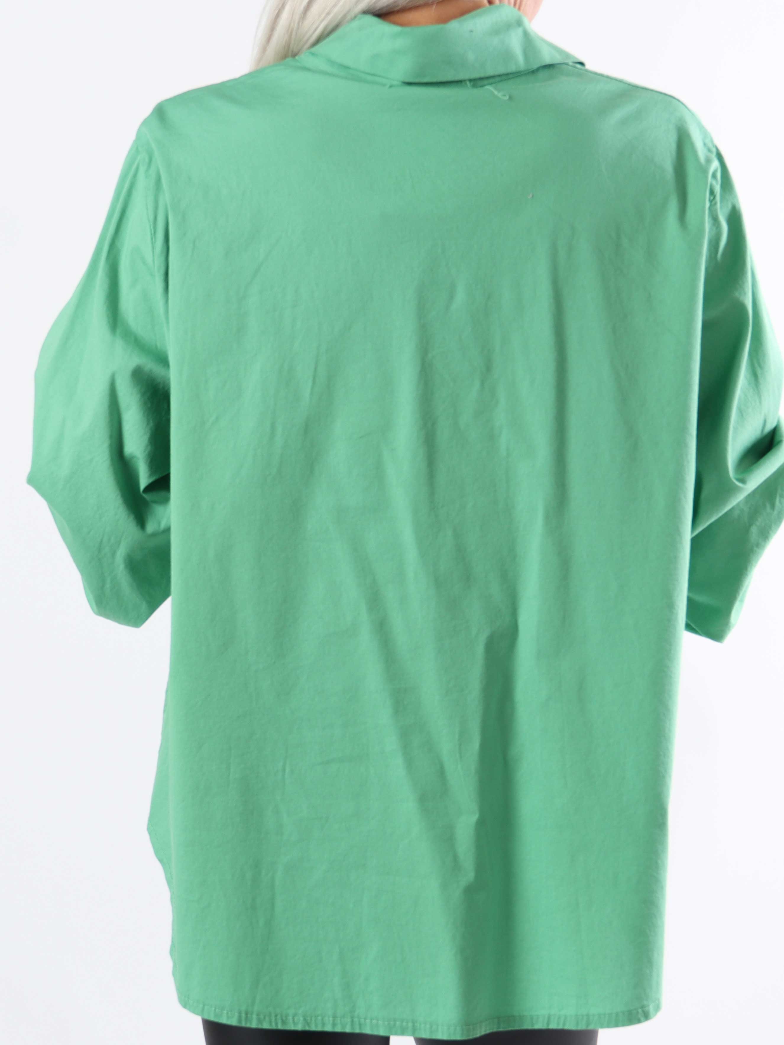 Hera - Plus size skjorte med flæser ved brystet